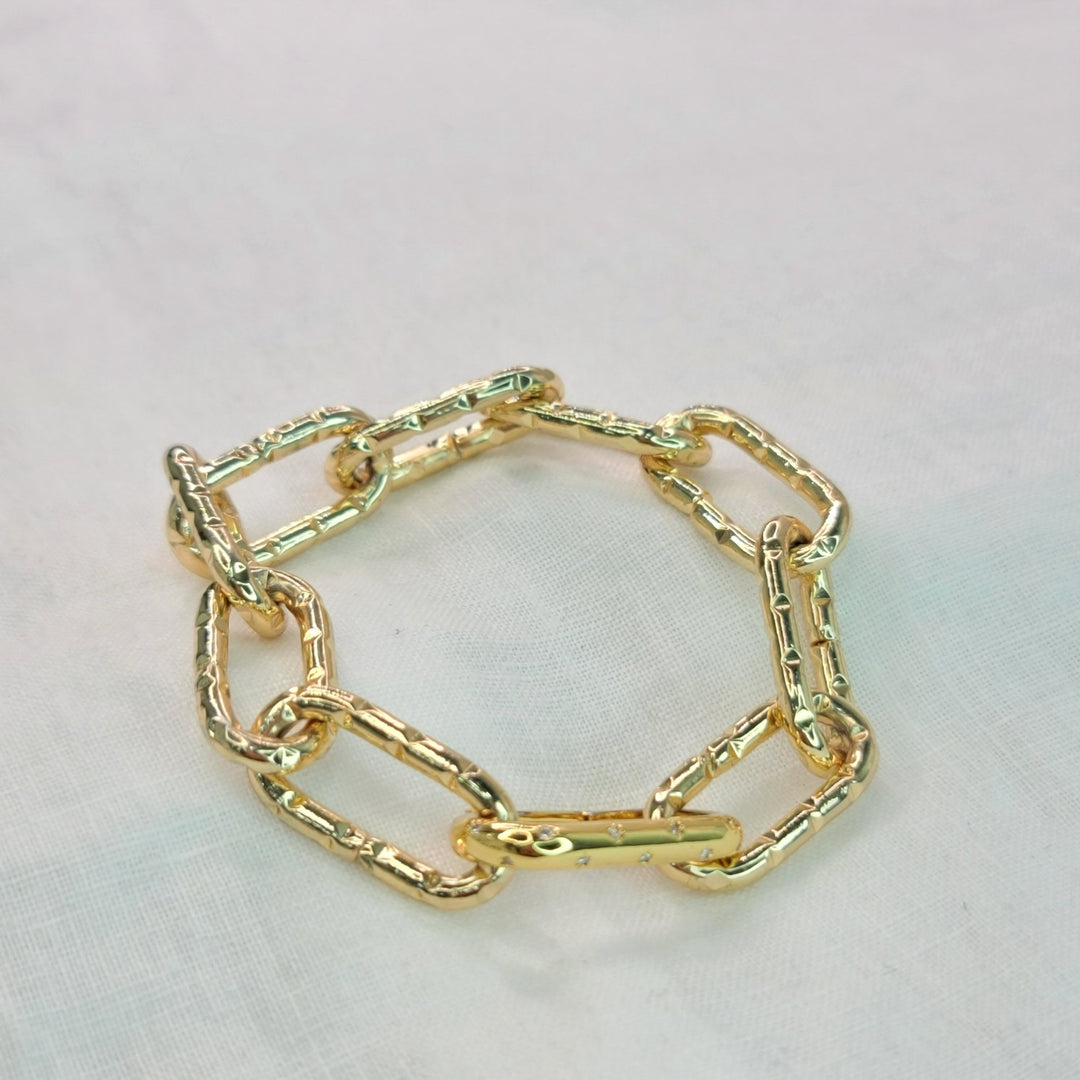 Textured paperclipPULSERAZoé Del Mar